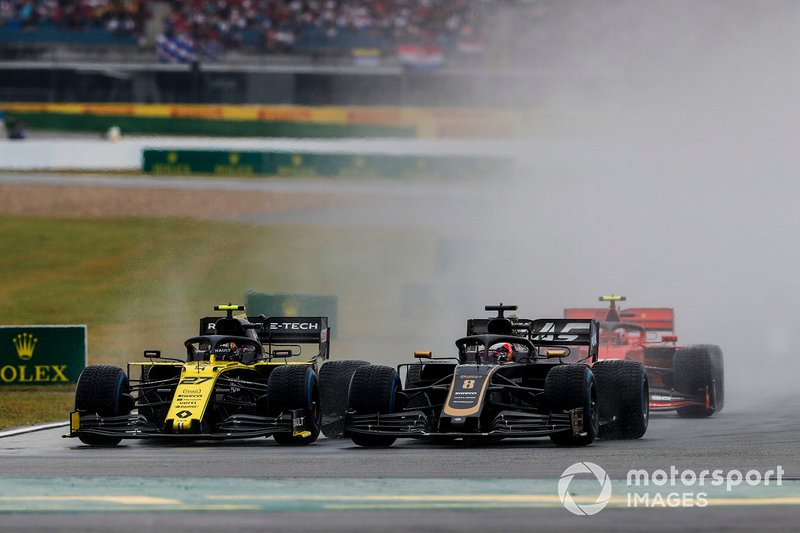 Nico Hulkenberg, Renault F1 Team R.S. 19 et Romain Grosjean, Haas F1 Team VF-19 en lutte