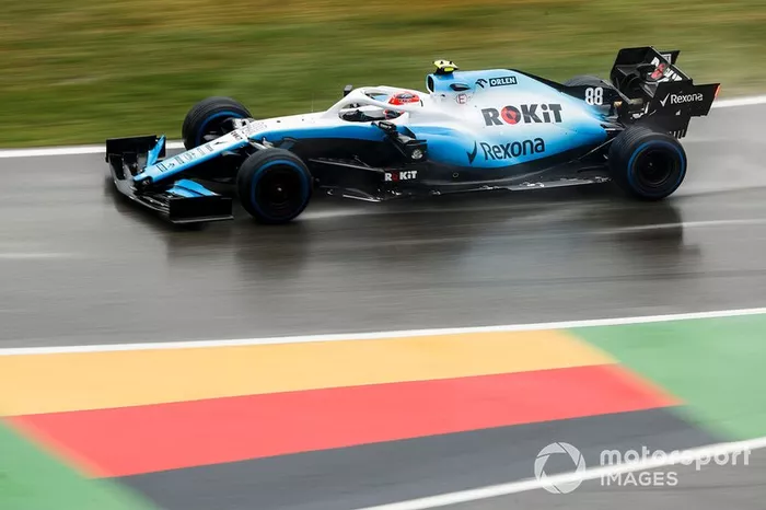 Do outro lado da zona de pontuação, Kubica se aproveitou de punição à dupla da Alfa Romeo e conquistou o primeiro ponto da Williams no ano