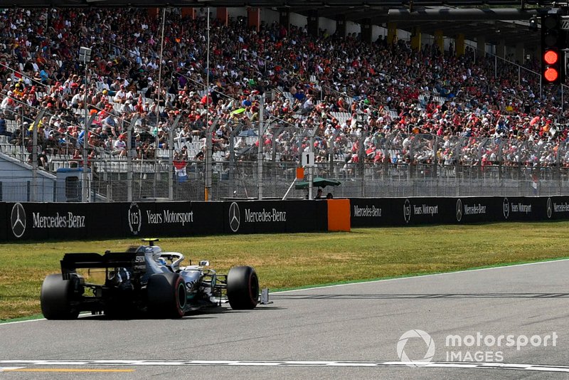 Lewis Hamilton, Mercedes AMG F1 W10, takes pole position