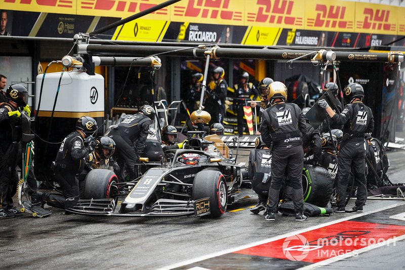 Romain Grosjean, Haas F1 Team VF-19 au stand