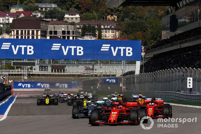 Charles Leclerc, Ferrari SF90, precede Sebastian Vettel, Ferrari SF90, Lewis Hamilton, Mercedes AMG F1 W10, Valtteri Bottas, Mercedes AMG W10