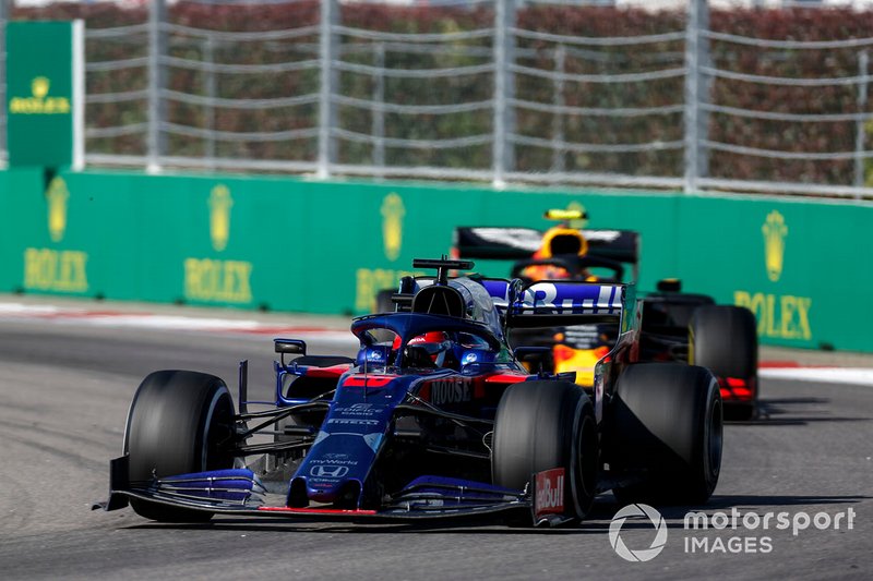 Даниил Квят, Scuderia Toro Rosso STR14, и Александр Элбон, Red Bull Racing RB15