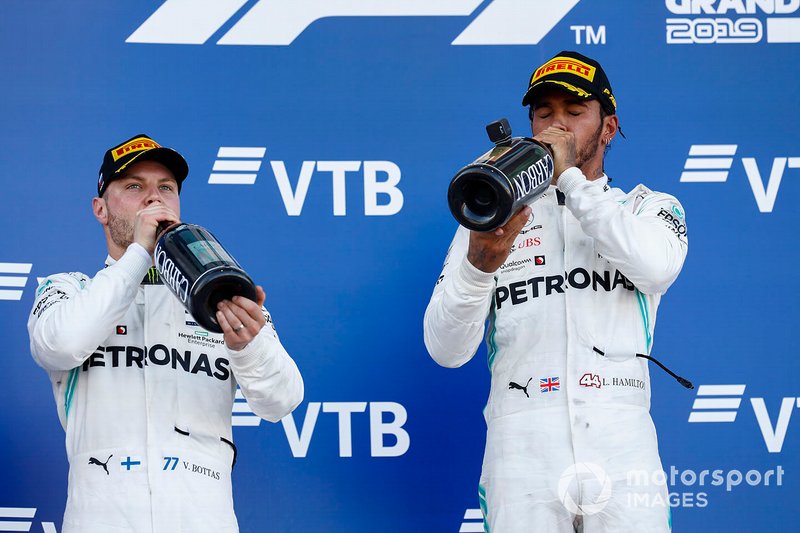 Podio: segundo lugar Valtteri Bottas, Mercedes AMG F1, y el ganador Lewis Hamilton, Mercedes AMG F1