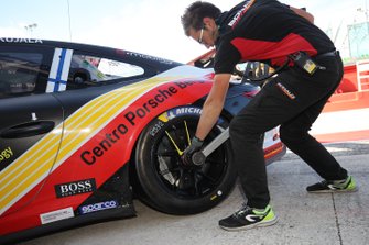 Meccanico al lavoro sulla Porsche di Patrick Kujala, Bonaldi Motorsport