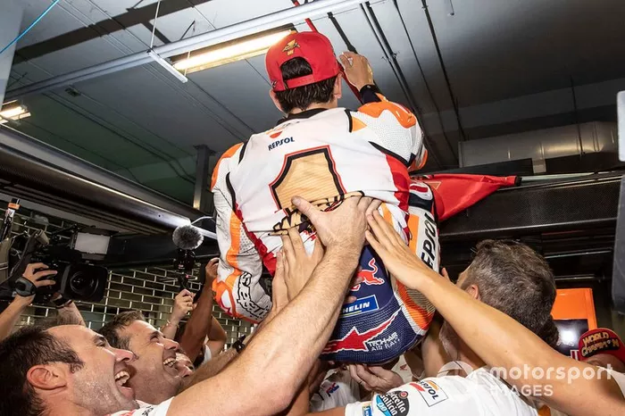 Campeón del mundo Marc Márquez, Repsol Honda Team celebra con el equipo