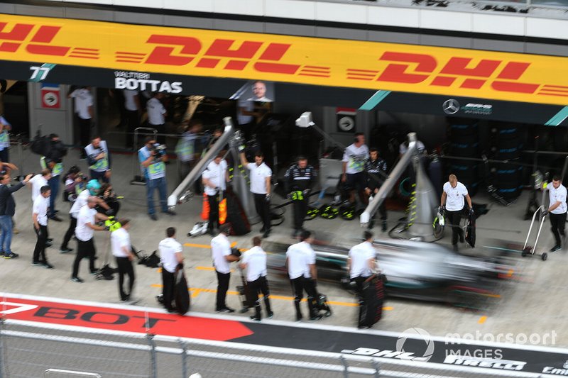 Lewis Hamilton, Mercedes AMG F1 W10, in the pits