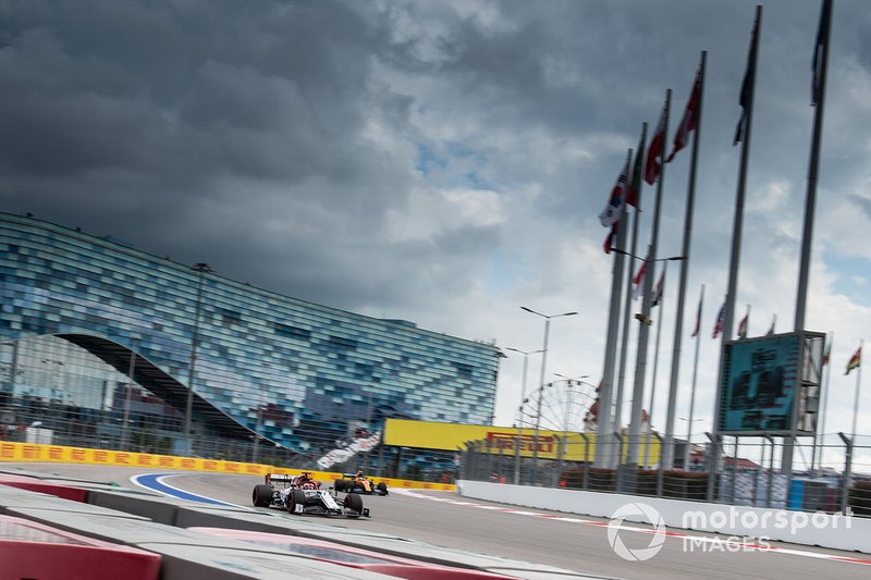 Kimi Raikkonen, Alfa Romeo Racing C38, Lando Norris, McLaren MCL34