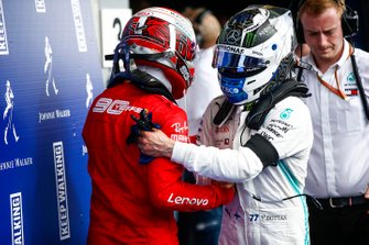 Charles Leclerc, Ferrari, festeggia la vittoria al parc ferme con Valtteri Bottas, Mercedes AMG F1