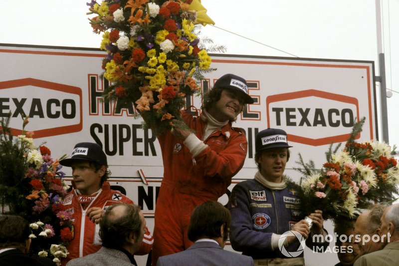 Podio: Segundo lugar Niki Lauda, Ferrari, ganador de la carrera Gunnar Nilsson, Lotus, tercer lugar Ronnie Peterson, Tyrrell 