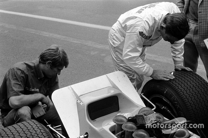 Bruce McLaren, McLaren y Tyler Alexander