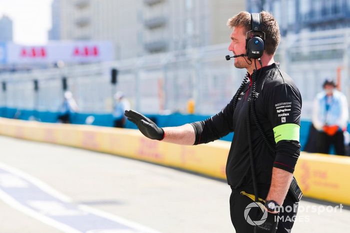 Un mecánico de GEOX Dragon Racing