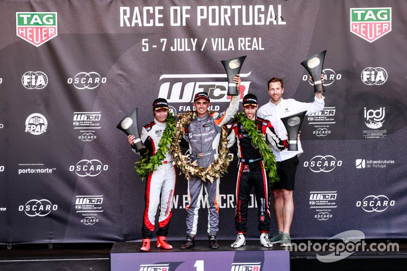 Podium: Race winner Mikel Azcona, PWR Racing CUPRA TCR, second place Ma Qing Hua, Team Mulsanne Alfa Romeo Giulietta TCR, third place Esteban Guerrieri, ALL-INKL.COM Münnich Motorsport Honda Civic Type R TCR