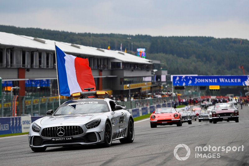 La voiture de sécurité avec un drapeau français en hommage à Anthoine Hubert