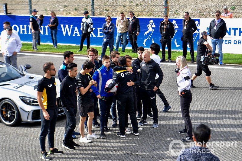 Mia Sharizman, Director de la Renault Sport Academy, abraza a Nyck De Vries, ART Grand Prix, con Louis Deletraz, Carlin, Jack Aitken, Campos Racing, Guanyu Zhou, UNI Virtuosi Racing y Luca Ghiotto, UNI Virtuosi Racing durante el acto conmemorativo de Anthoine Hubert.