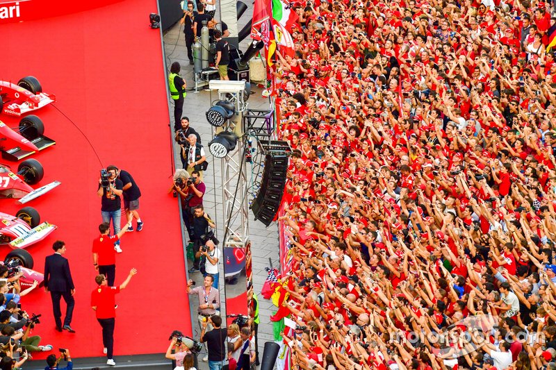 Charles Leclerc, Ferrari e Sebastian Vettel, Ferrari salutano il pubblico mentre salgono sul palco