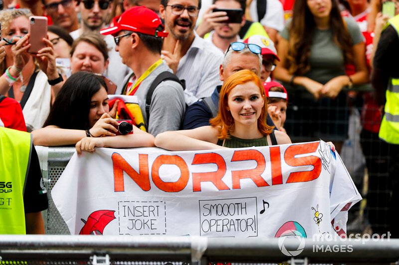 Fan de Lando Norris, McLaren en la zona de fans