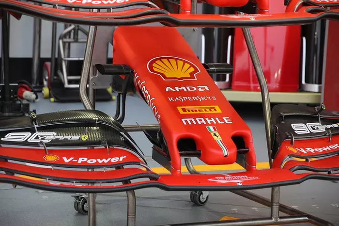Ferrari SF90, asa dianteira