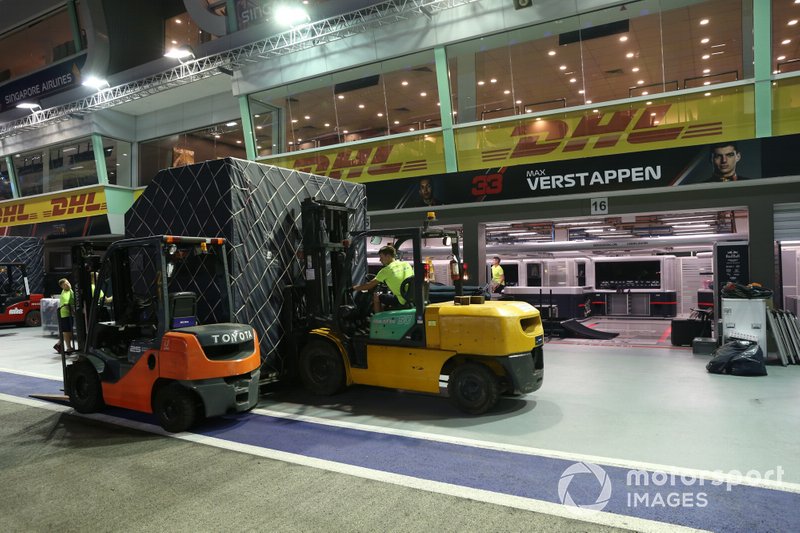 Casse Red Bull Racing davanti al garage di Max Verstappen