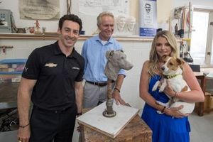 Simon Pagenaud, Team Penske, his dog Norman, with the sculptor William Behrends