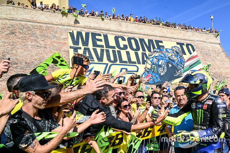 Valentino Rossi, Yamaha Factory Racing in de straten van Tavullia