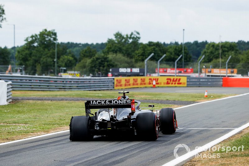 Kevin Magnussen, Haas F1 Team VF-19, heads int the pits with a rear puncture