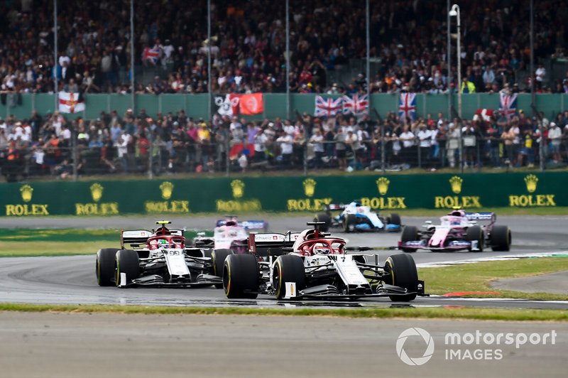 Kimi Raikkonen, Alfa Romeo Racing C38, precede Antonio Giovinazzi, Alfa Romeo Racing C38