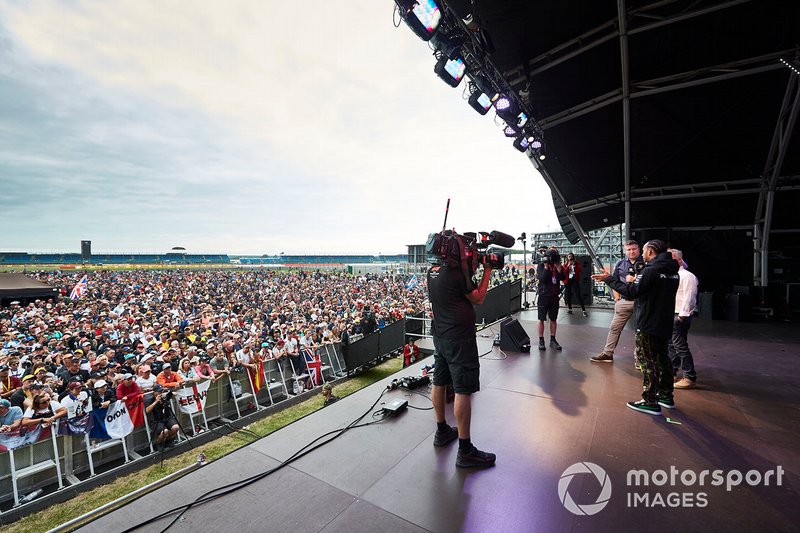 Lewis Hamilton, Mercedes AMG F1, en el escenario con Johnny Herbert, Sky Sports F1