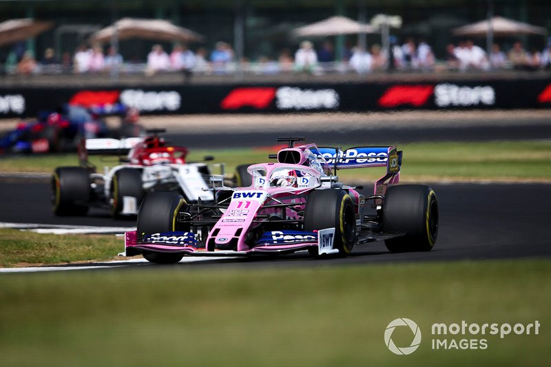 Sergio Perez, Racing Point RP19, precede Kimi Raikkonen, Alfa Romeo Racing C38