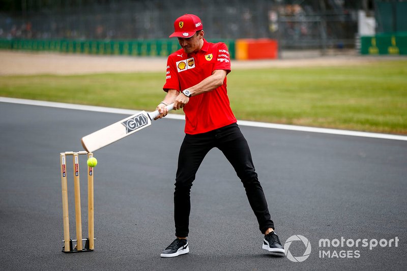 Charles Leclerc, Ferrari gioca a cricket