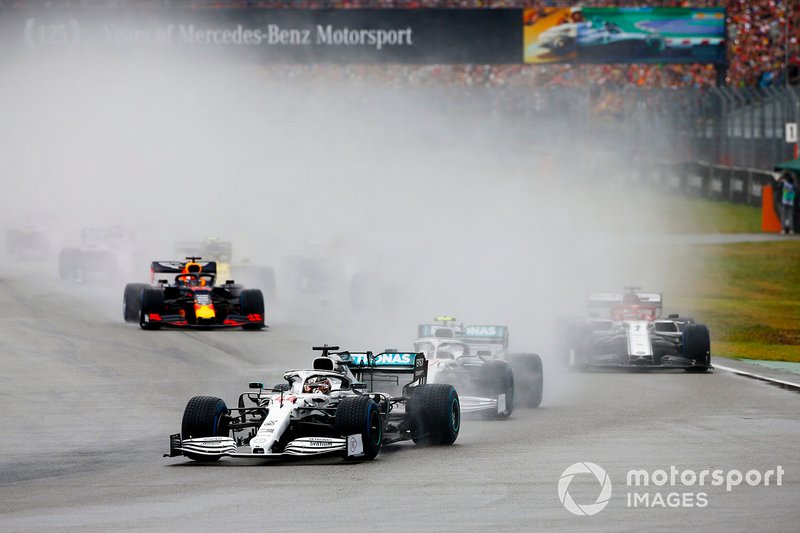 Lewis Hamilton, Mercedes AMG F1 W10, precede Valtteri Bottas, Mercedes AMG W10, Kimi Raikkonen, Alfa Romeo Racing C38, Max Verstappen, Red Bull Racing RB15, e il resto del gruppo