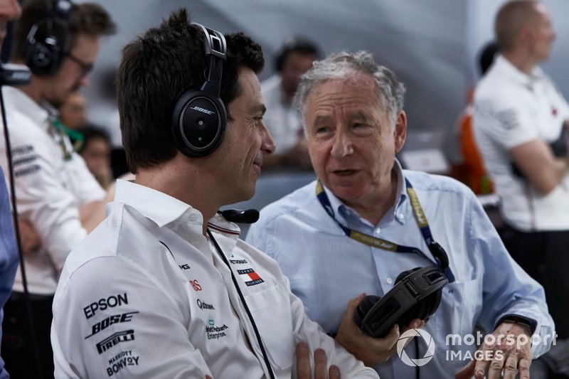 Toto Wolff, Executive Director (Business), Mercedes AMG, guarda le Qualifiche con Jean Todt, President, FIA