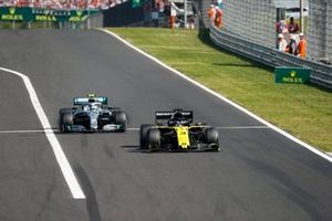 Daniel Ricciardo, Renault F1 Team R.S.19, precede Valtteri Bottas, Mercedes AMG W10