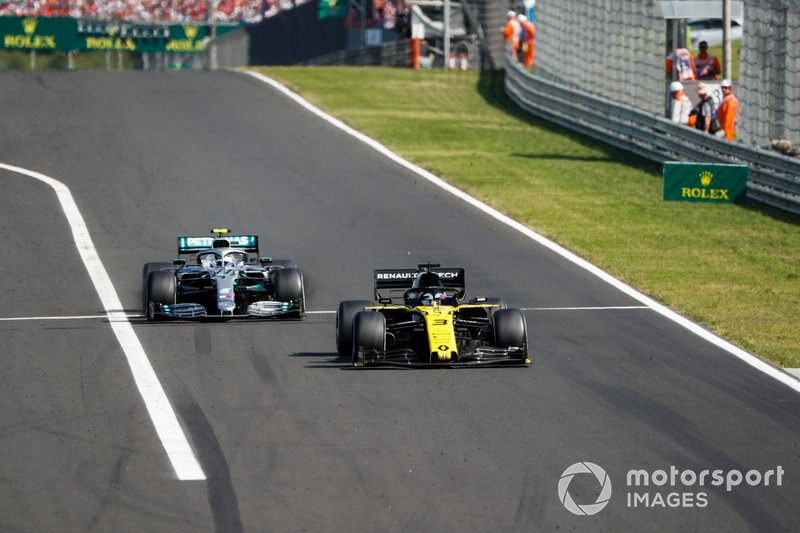 Daniel Ricciardo, Renault F1 Team R.S.19, Valtteri Bottas, Mercedes AMG W10
