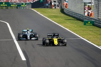 Daniel Ricciardo, Renault F1 Team R.S.19, en Valtteri Bottas, Mercedes AMG W10