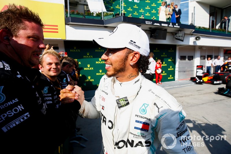 Il primo classificato Lewis Hamilton, Mercedes AMG F1, festeggia con il suo team al Parc Ferme