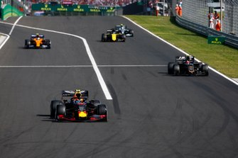 Pierre Gasly, Red Bull Racing RB15, voor Kevin Magnussen, Haas F1 Team VF-19, Lando Norris, McLaren MCL34, Daniel Ricciardo, Renault F1 Team R.S.19, en Valtteri Bottas, Mercedes AMG W10