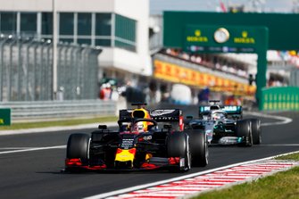 Max Verstappen, Red Bull Racing RB15, voor Lewis Hamilton, Mercedes AMG F1 W10