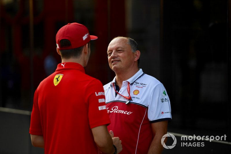 Frederic Vasseur, Team Principal, Alfa Romeo Racing e Charles Leclerc, Ferrari