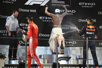 (Da sx a dx): Bradley Lord, Capo delle comunicazioni Mercedes-Benz Motorsport, Sebastian Vettel, Ferrari, Lewis Hamilton, Mercedes AMG F1 e Max Verstappen, Red Bull Racing, festeggiano spruzzando l'acqua di rose sul podio