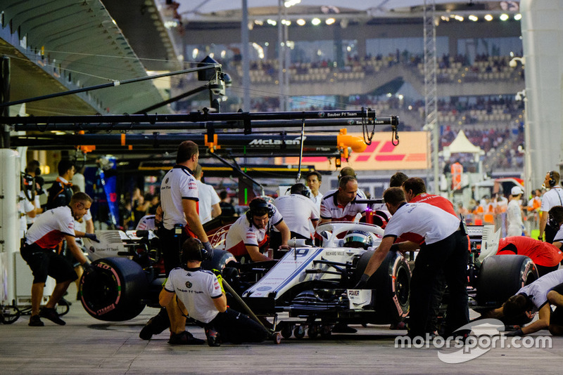 Marcus Ericsson, Sauber Ferrari pit stop