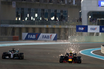 Lewis Hamilton, Mercedes AMG F1 W09 EQ Power+, Max Verstappen, Red Bull Racing RB14 battle