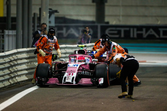 Les commissaires déplacent la voiture d'Esteban Ocon, Racing Point Force India VJM11, après son abandon