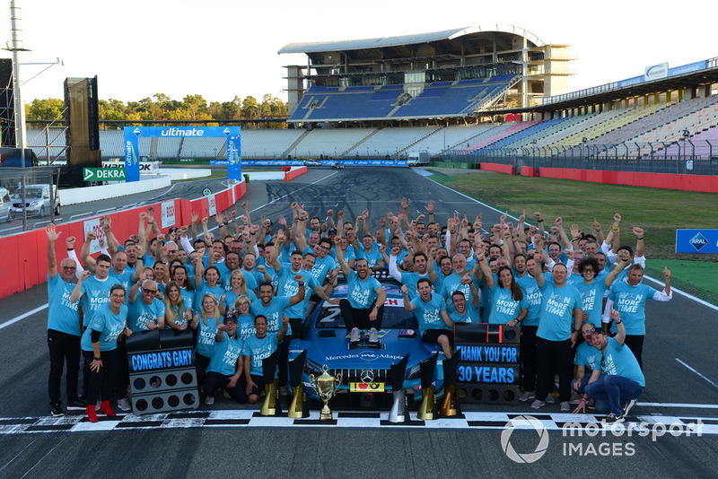 Gary Paffett, Mercedes-AMG Team HWA celebrate with the team