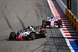 Kevin Magnussen, Haas F1 Team VF-18, devant Esteban Ocon, Racing Point Force India VJM11