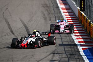 Kevin Magnussen, Haas F1 Team VF-18, lidera a  Esteban Ocon, Racing Point Force India VJM11