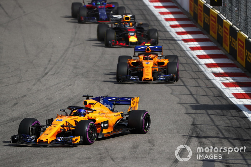 Fernando Alonso, McLaren MCL33, memimpin Stoffel Vandoorne, McLaren MCL33, dan Daniel Ricciardo, Red Bull Racing RB14