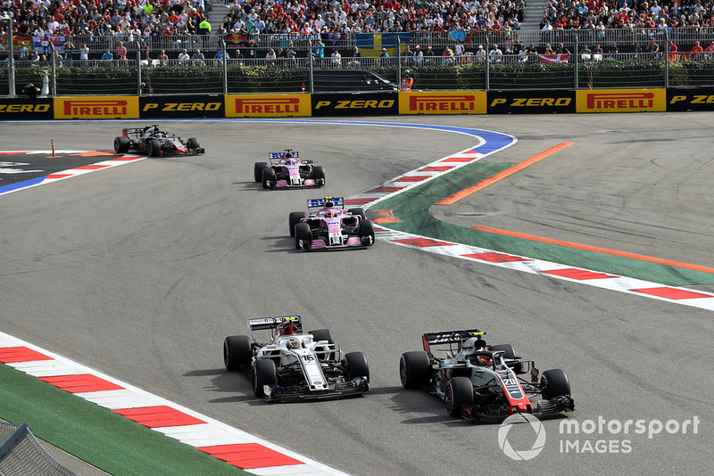 Kevin Magnussen, Haas F1 Team VF-18 dan Charles Leclerc, Sauber C37