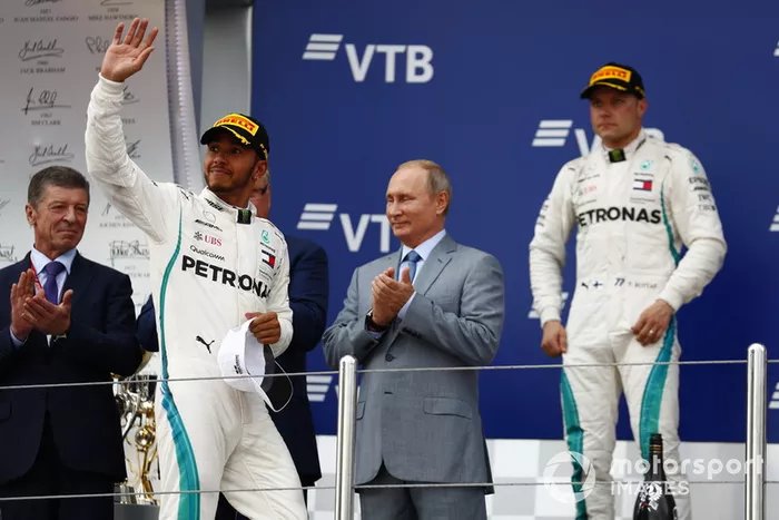 Podio: ganador de la carrera Lewis Hamilton, Mercedes AMG F1, y segundo lugar Valtteri Bottas, Mercedes AMG F1