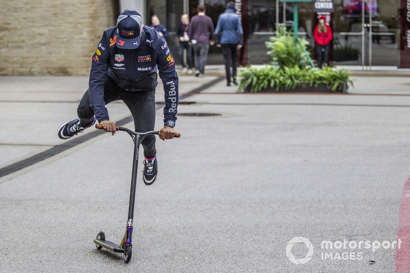 Daniel Ricciardo, Red Bull Racing en un scooter 