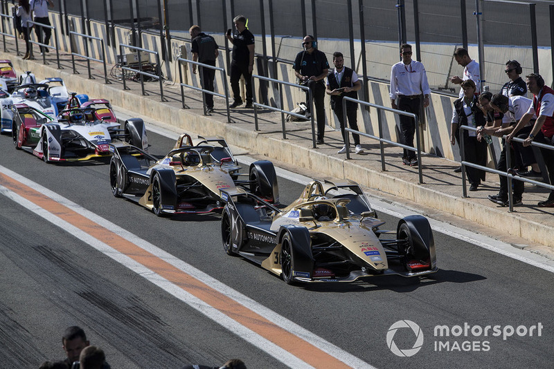 2018/19 Los coches de la Temporada 5 se alinean en el pit lane a partir de Andre Lotterer, DS TECHEETAH, DS E-Tense FE19 y Jean-Eric Vergne, DS TECHEETAH, DS E-Tense FE19